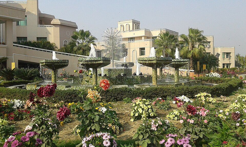 Gardens and fountains at Patanjali Yogpeeth, Haridwar